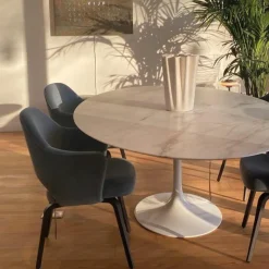 Outlet Saarinen Tulip Eettafel Met Wit Onderstel Eettafels